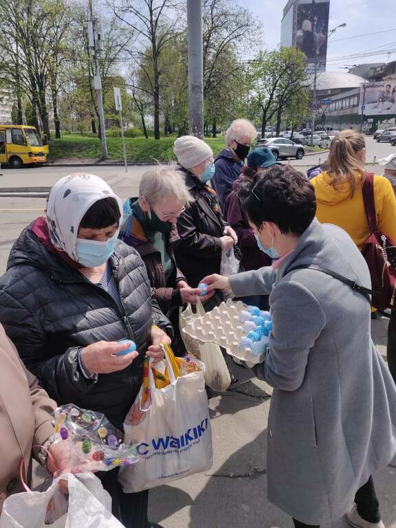 A Ucraïna la Pasqua ortodoxa celebrada darrerament és motiu d'amistat amb els pobres